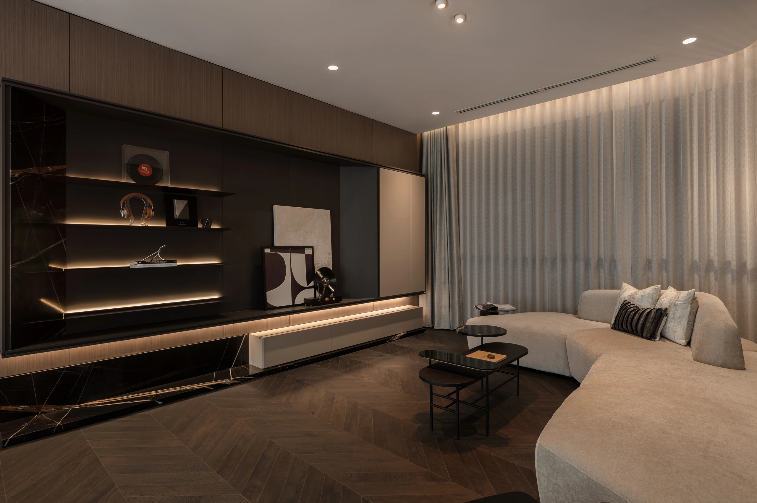 Living room viewed towards the dark media wall by Edgeline Planners